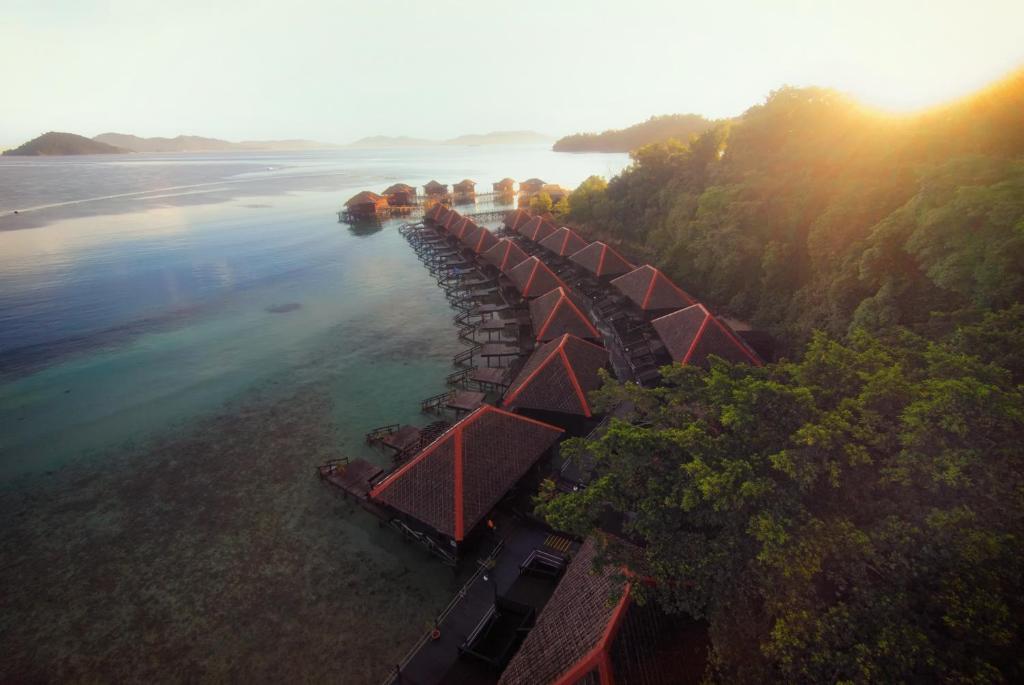 une vue aérienne d'un train dans l'eau dans l'établissement Gayana Marine Resort, à Île de Gaya