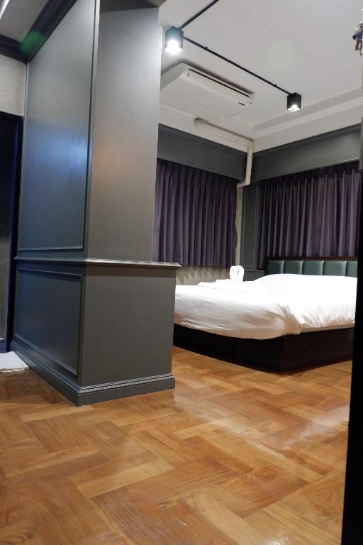 バンコクにあるbangkok bed placeのベッド1台とデスクが備わる客室です。