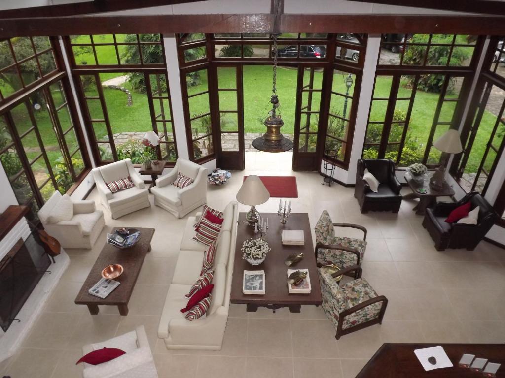 an aerial view of a living room with furniture at Hotel Vivenda Penedo in Penedo