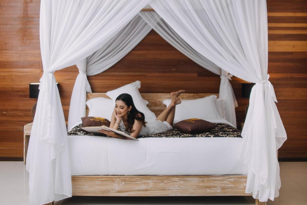 Postel nebo postele na pokoji v ubytování Freddies Resort & Villas Ubud by Kanaya Hospitality