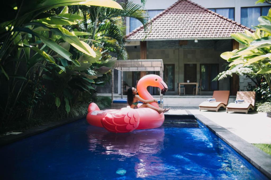 Bazén v ubytování Freddies Resort & Villas Ubud by Kanaya Hospitality nebo v jeho okolí