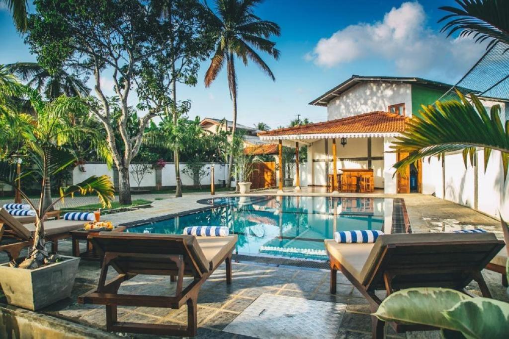 uma imagem de uma piscina numa villa em Sisikirana Villa (Luxury Villa in Galle) em Unawatuna