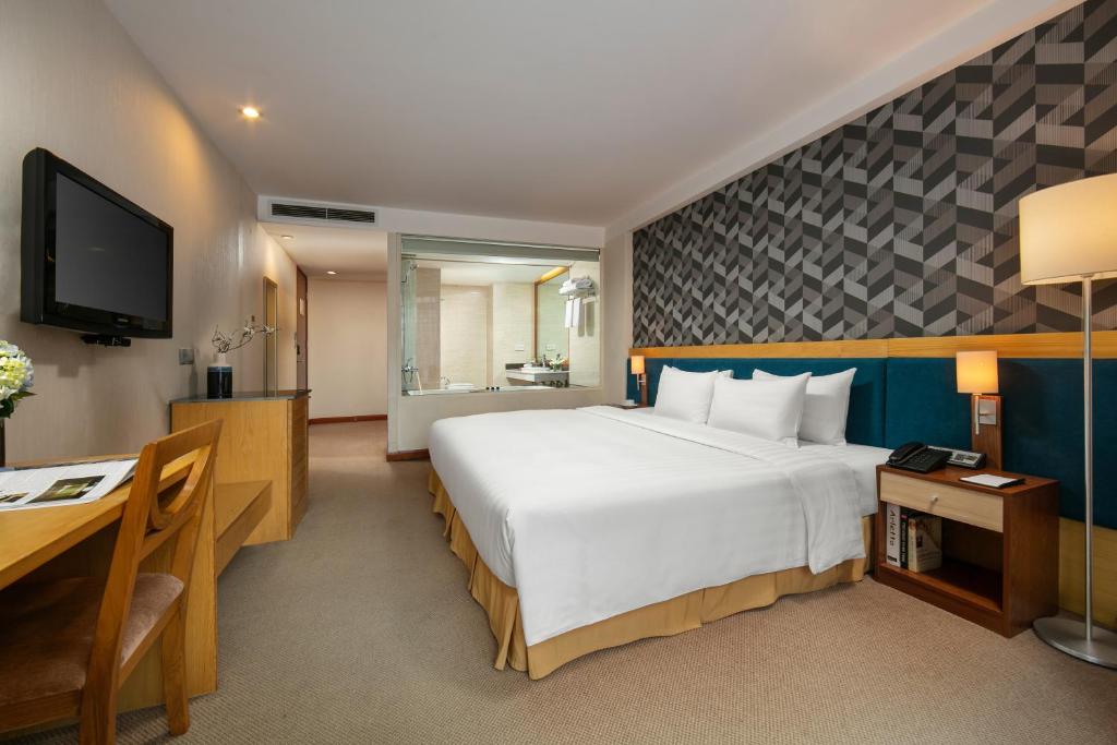 Postel nebo postele na pokoji v ubytování La Casa Hanoi Hotel