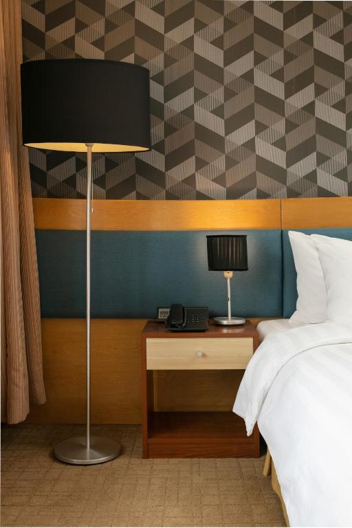 Postel nebo postele na pokoji v ubytování La Casa Hanoi Hotel