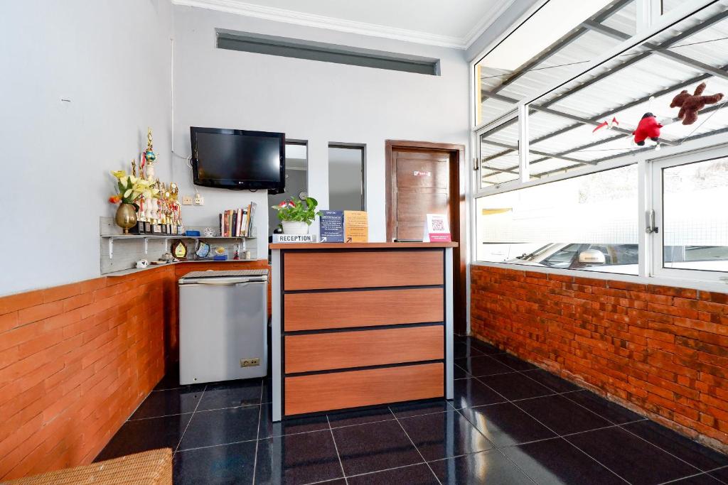Kuchyň nebo kuchyňský kout v ubytování SUPER OYO 2209 Solo Point Guest House Syariah