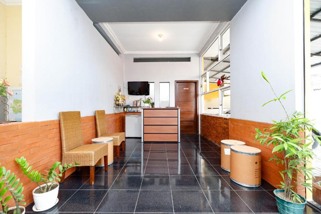 TV a/nebo společenská místnost v ubytování SUPER OYO 2209 Solo Point Guest House Syariah