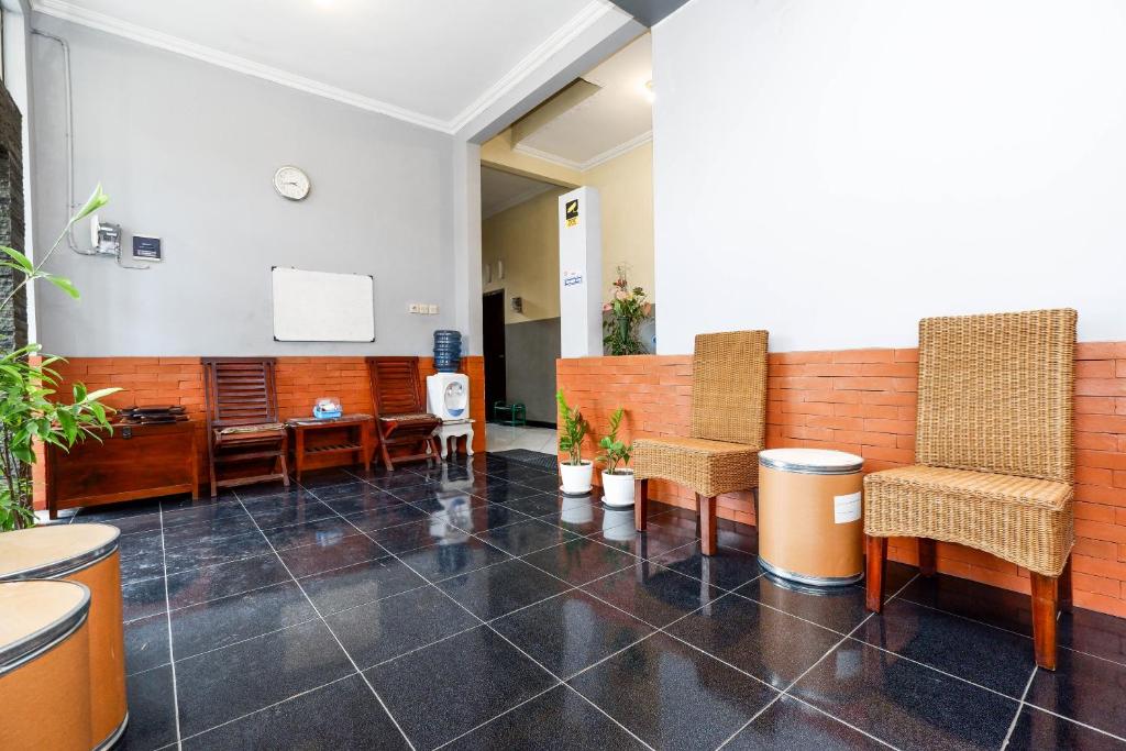 Posezení v ubytování SUPER OYO 2209 Solo Point Guest House Syariah