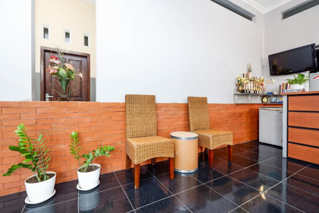 TV a/nebo společenská místnost v ubytování SUPER OYO 2209 Solo Point Guest House Syariah