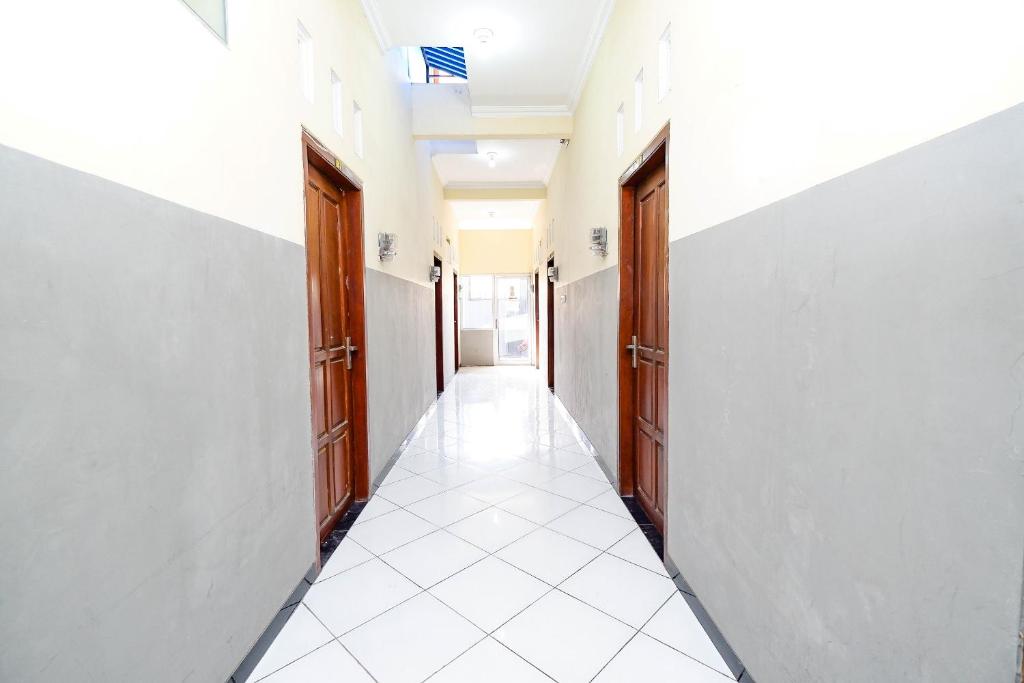 Fotografie z fotogalerie ubytování SUPER OYO 2209 Solo Point Guest House Syariah v destinaci Solo