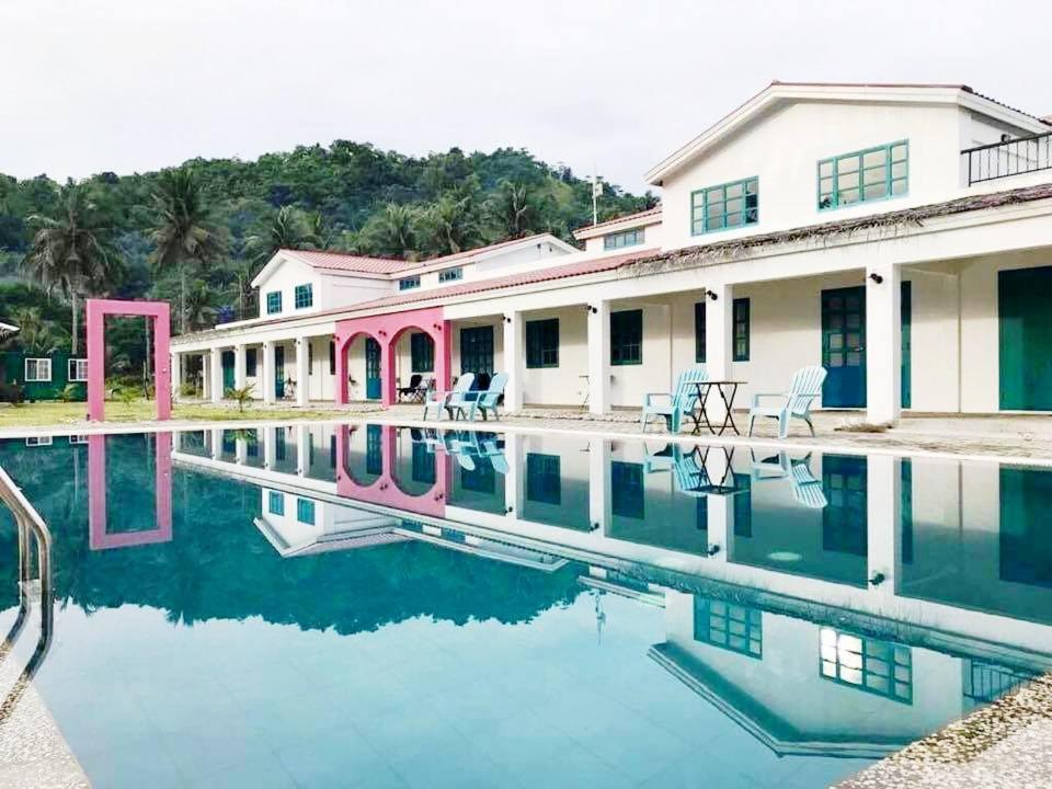un edificio con una piscina d'acqua di fronte ad esso di Lazuli Resort a San Vicente