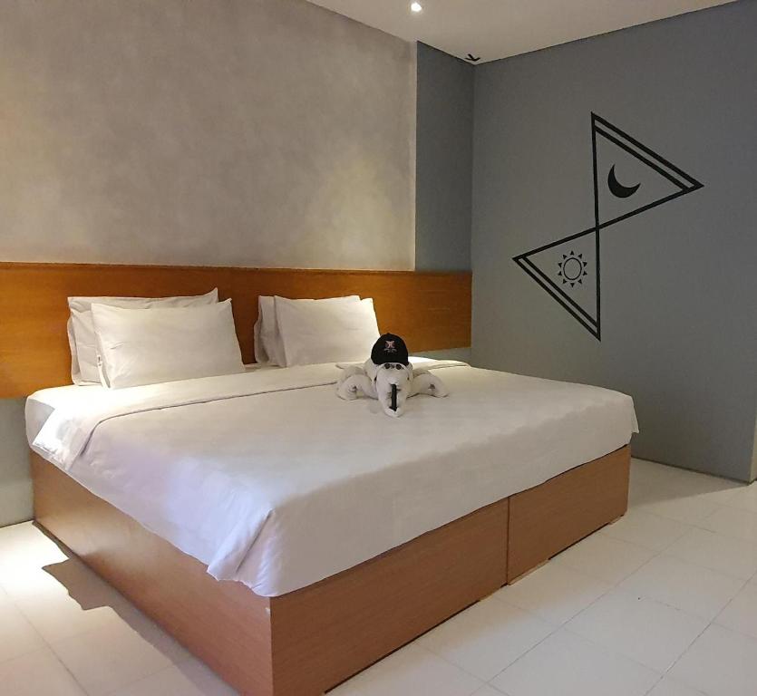 Ένα ή περισσότερα κρεβάτια σε δωμάτιο στο Nite & Day MDC Puncak - Gadog