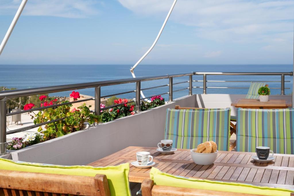 ハニア・タウンにあるStefan's Penthouseの海を望むバルコニー(テーブル、椅子付)