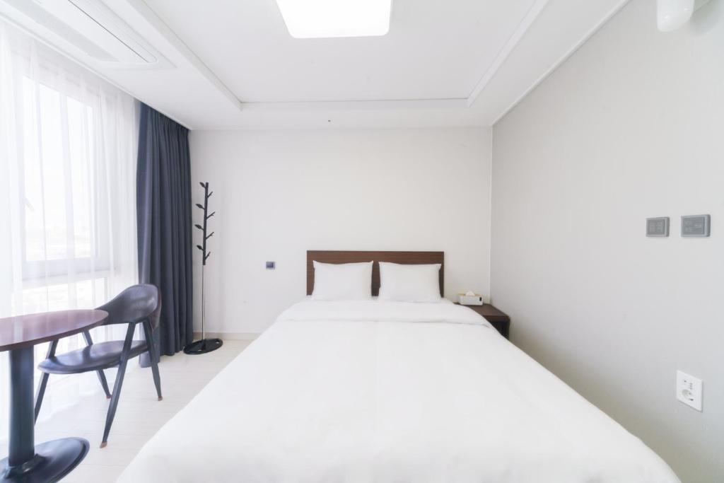 Postel nebo postele na pokoji v ubytování The Venezia Suite Hotel