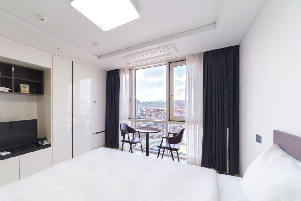 TV a/nebo společenská místnost v ubytování The Venezia Suite Hotel