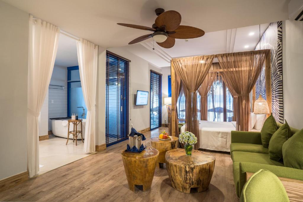 Villa Beach Front with Private Pool King Bed