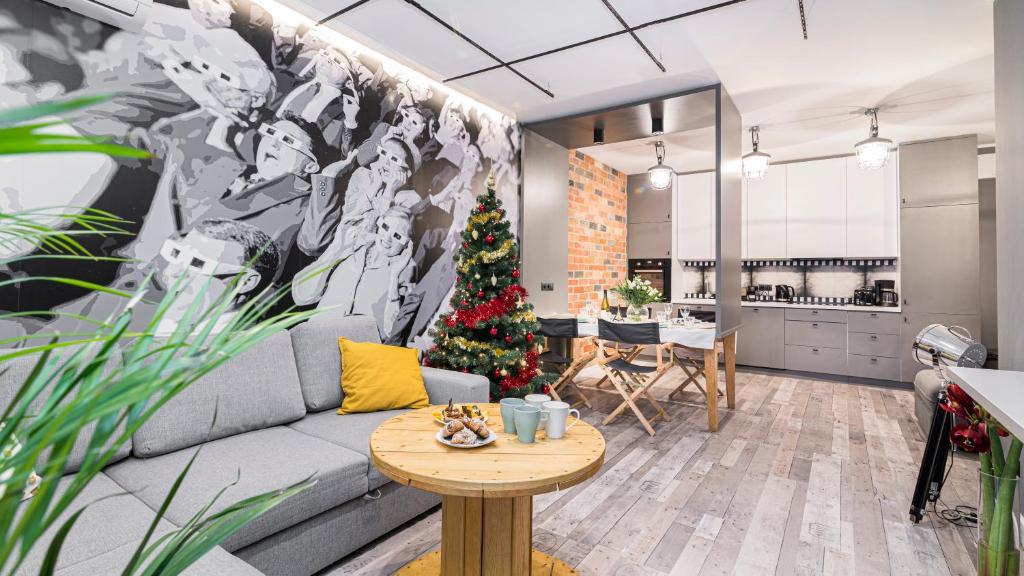 salon z kanapą i choinką świąteczną w obiekcie Maya's Flats & Resorts 24 - Hollywood w Gdańsku