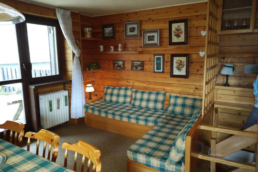 een kamer met 2 bedden in een blokhut bij Ski chalet Cervinia MARTINO e Bassi in Breuil-Cervinia
