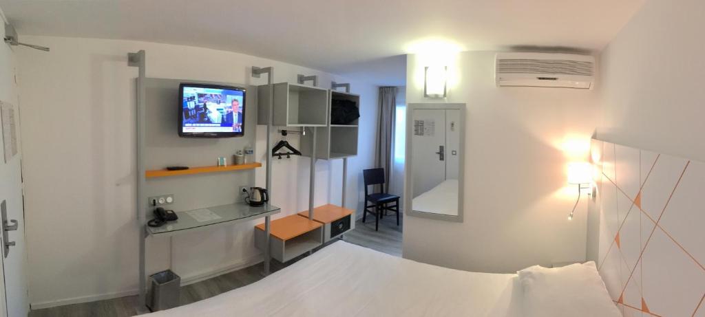 TV a/nebo společenská místnost v ubytování Hotel du Parc Euromédecine by AKENA
