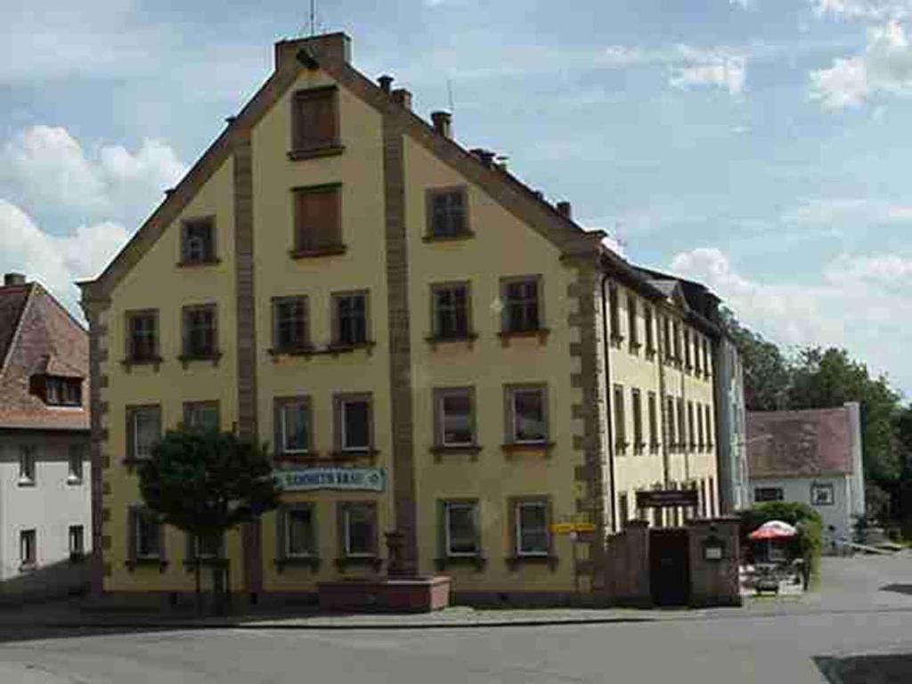 duży żółty budynek siedzący po stronie ulicy w obiekcie Hotel Sammeth Bräu w mieście Weidenbach