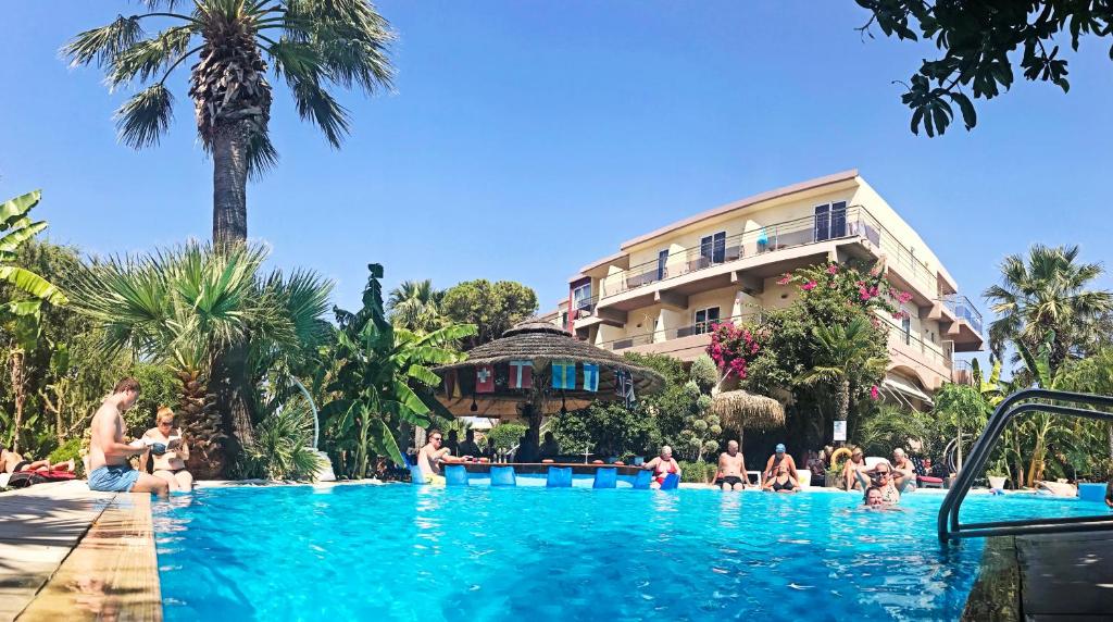 een groep mensen in het zwembad van een resort bij Hotel Kalithea in Kallithea Rhodes