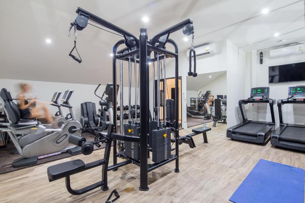 Fitness centrum a/nebo fitness zařízení v ubytování Palmyrah Surin Beach Residence
