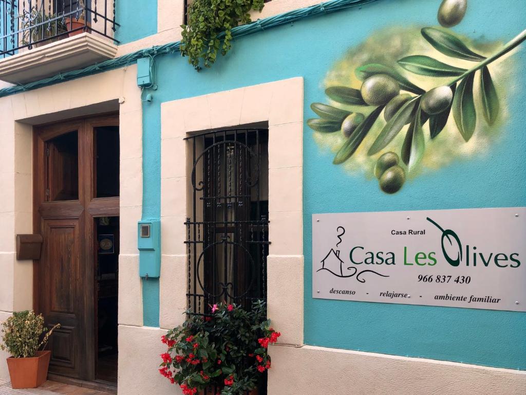 un edificio con una señal para una casa yace en las aldeas en Casa Les Olives - Adults Only, en Benichembla