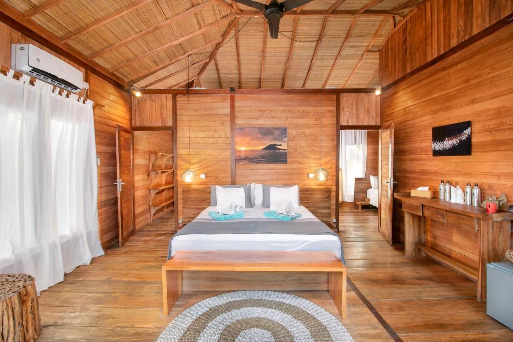 Postel nebo postele na pokoji v ubytování Kuda Laut Boutique Dive Resort