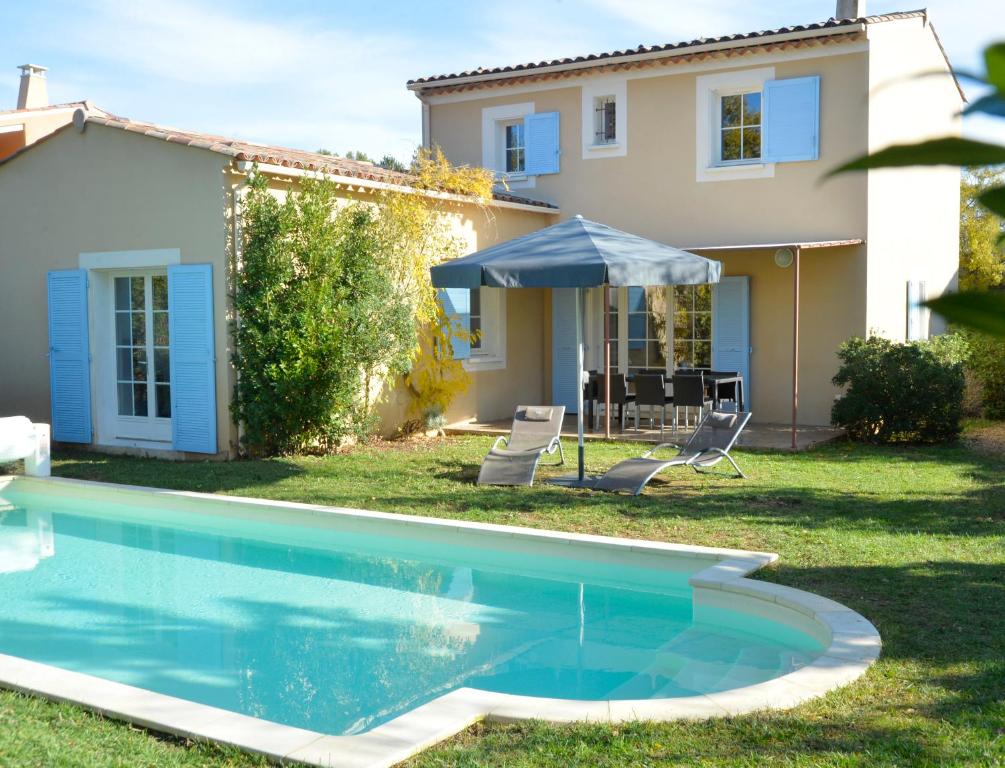 Villa con piscina frente a una casa en Lagrange Vacances - Le Clos Savornin, en Saint-Saturnin-lès-Apt