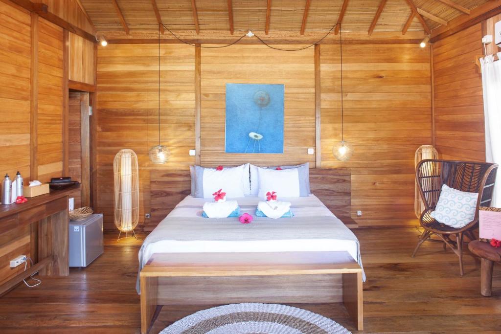 Postel nebo postele na pokoji v ubytování Kuda Laut Boutique Dive Resort