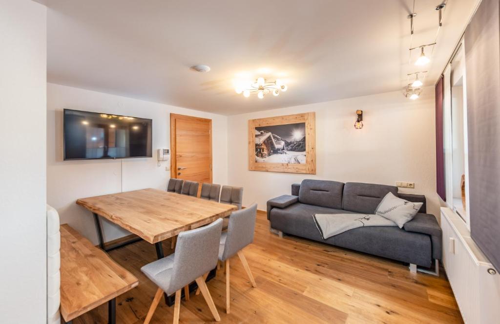 un salon avec un canapé et une table dans l'établissement Auschlössl Appartements - Reiteralm, à Schladming