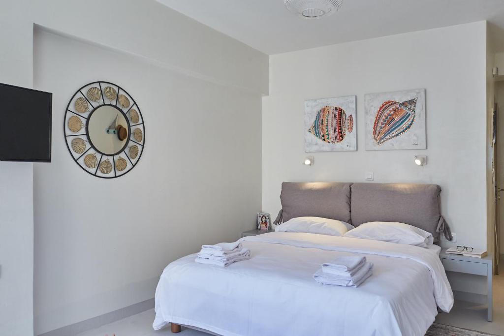 Łóżko lub łóżka w pokoju w obiekcie toStay-Unique apartment hotel in Athens center!