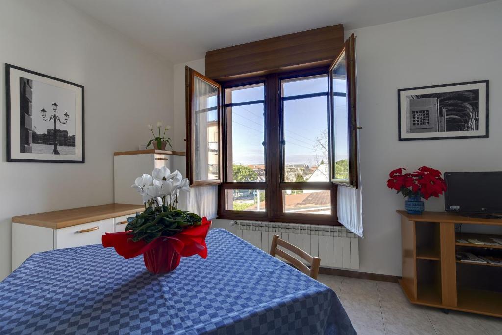Una habitación con una mesa azul con un jarrón de flores. en House Boè, en Favaro Veneto