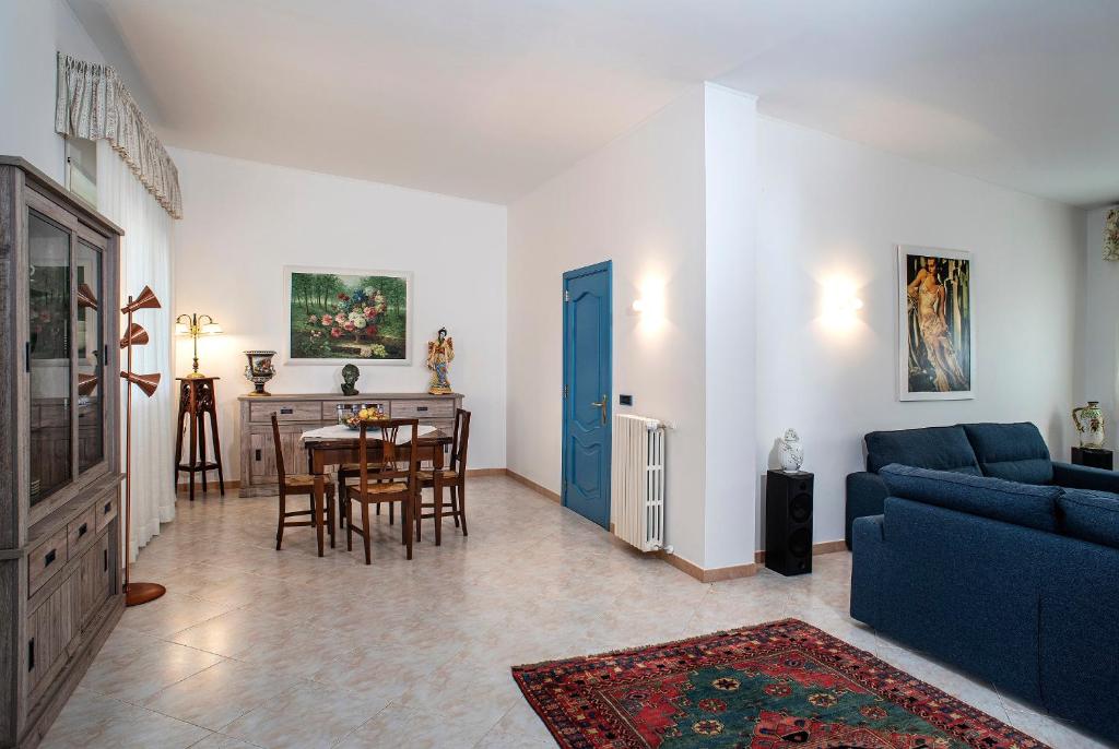 un soggiorno con divano blu e tavolo di Villa Eva a Crispiano