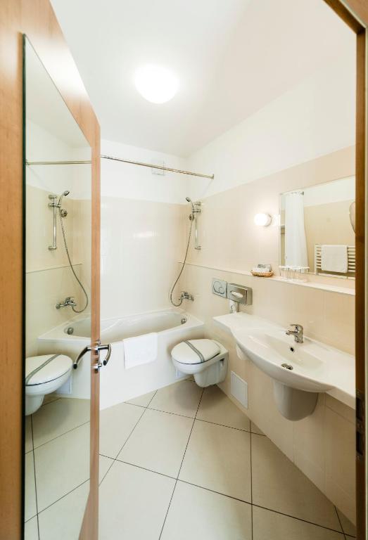 Archibald At the Charles Bridge - 9