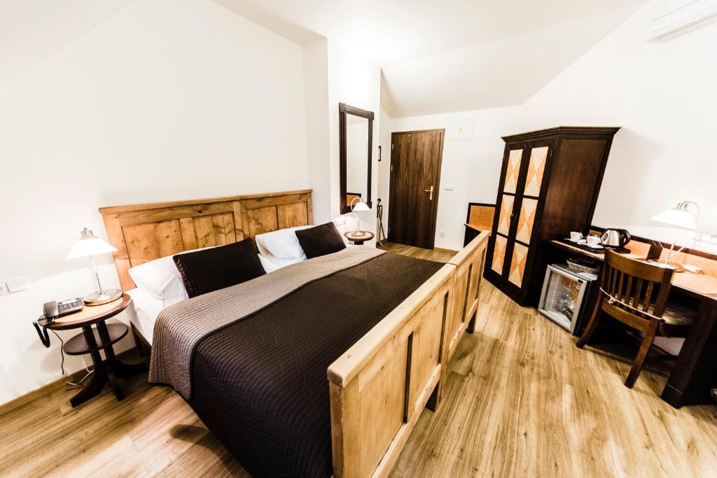 Archibald At the Charles Bridge - 7