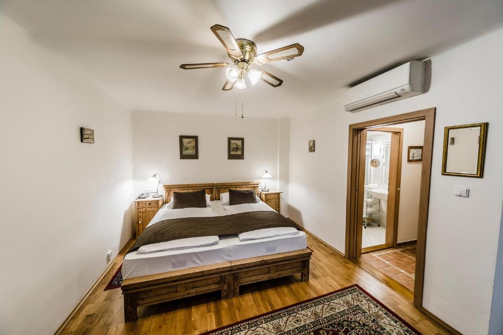 Archibald At the Charles Bridge - 6