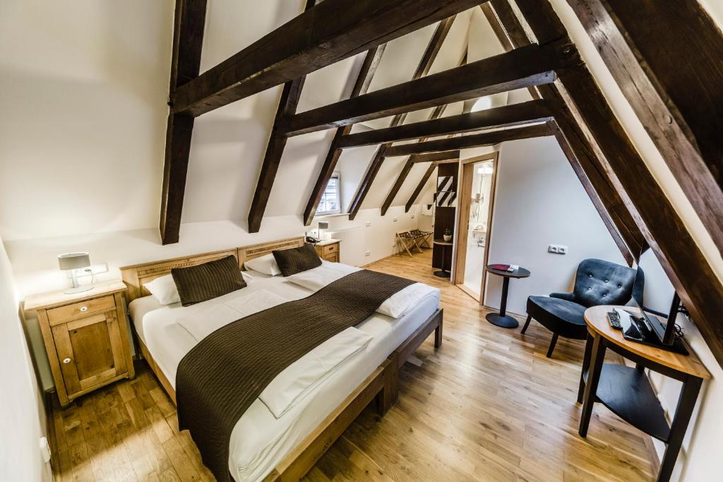 Archibald At the Charles Bridge - Resim 26