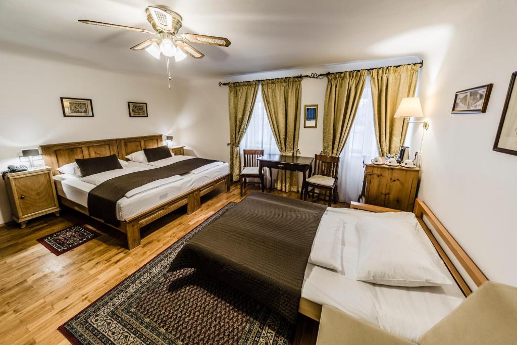 Archibald At the Charles Bridge - Resim 41