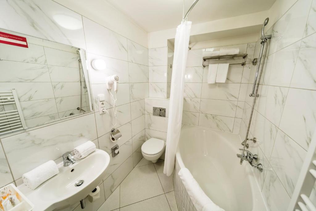 Archibald At the Charles Bridge - Resim 38