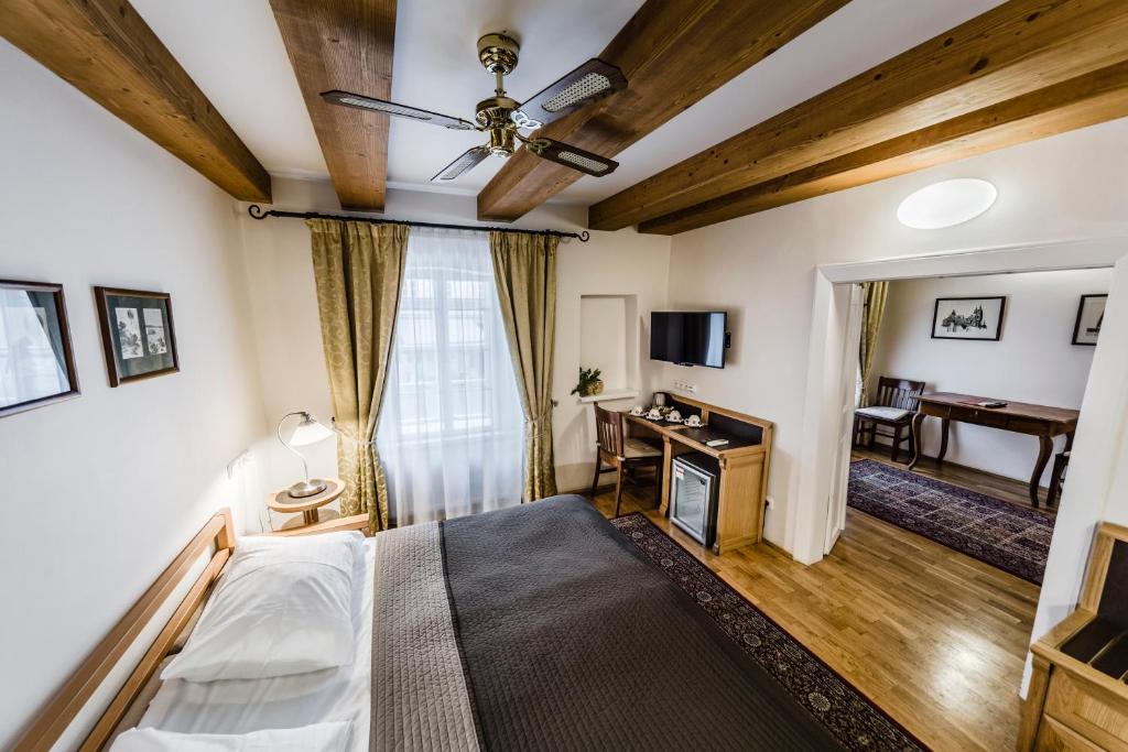 Archibald At the Charles Bridge - Resim 5