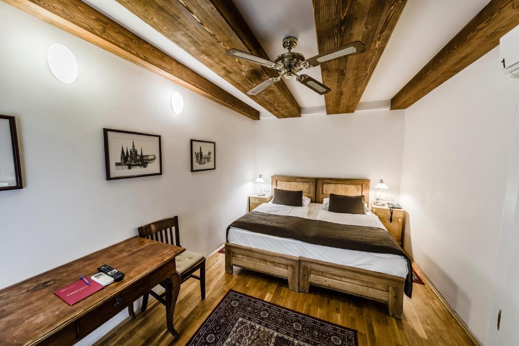 Archibald At the Charles Bridge - Resim 42