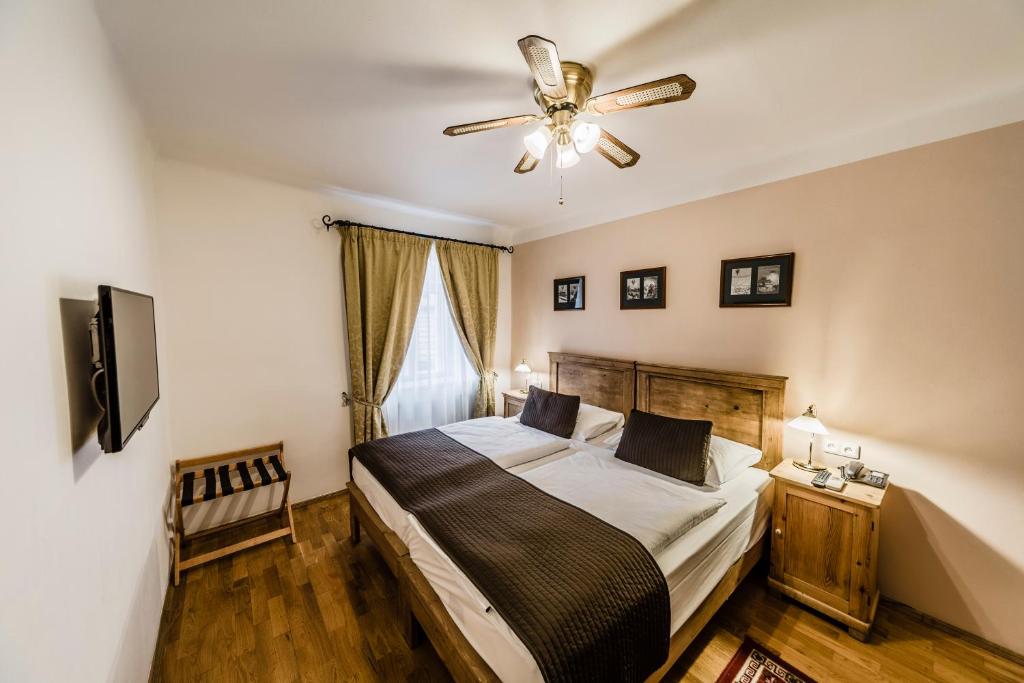 Archibald At the Charles Bridge - Resim 27