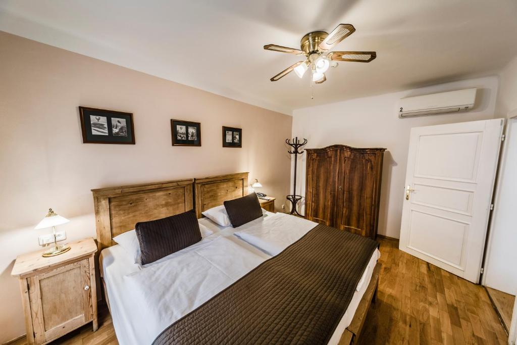 Archibald At the Charles Bridge - Resim 36