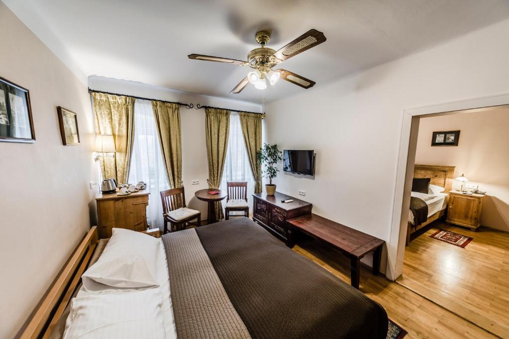 Archibald At the Charles Bridge - Resim 37