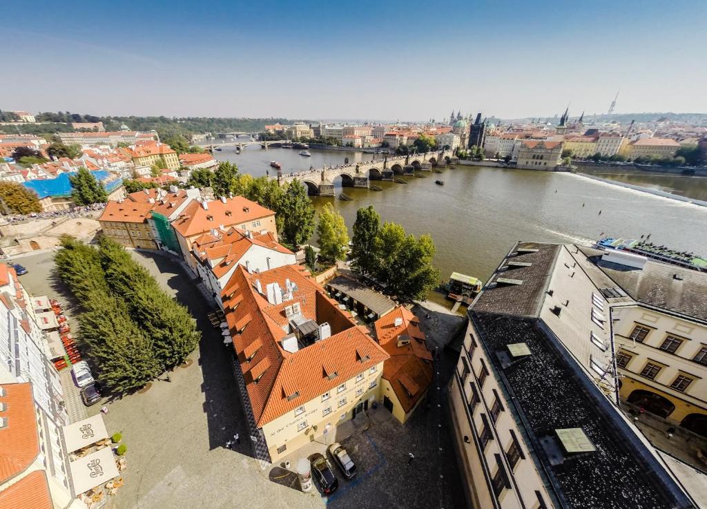 Výhled na řeku, která protéká v blízkosti hotelu