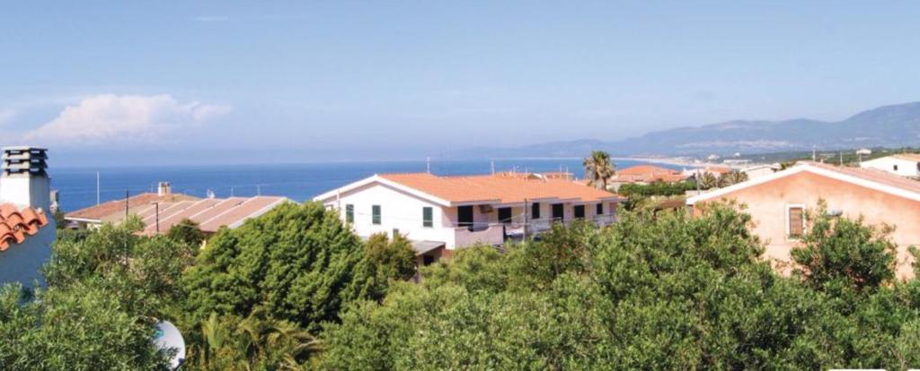 un grupo de casas en una colina junto al océano en Villa Andrea, en Codaruina