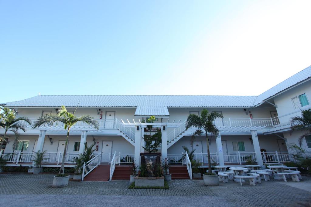 a view of the front of the hotel at Rinlada House in Chiang Rai