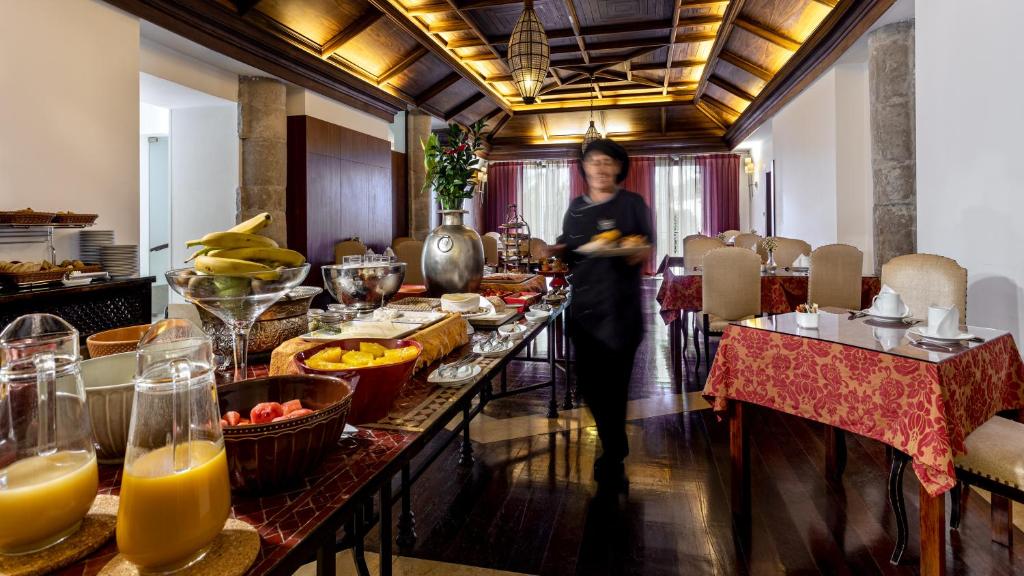 Eten bij of ergens in de buurt van het hotel

