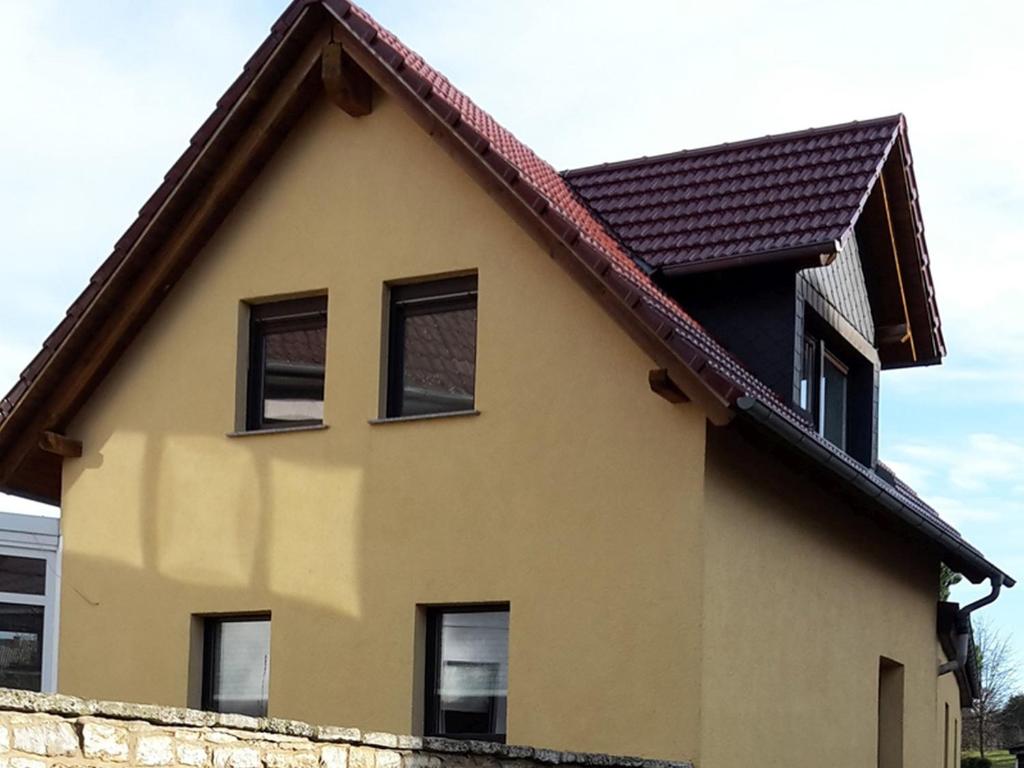 ein Haus mit einem braunen Dach in der Unterkunft Ferienhaus zu Wohlsborn in Wohlsborn