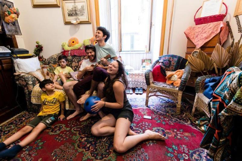 un grupo de personas sentadas en una sala de estar en SUNSHINE HOSTEL en Roma